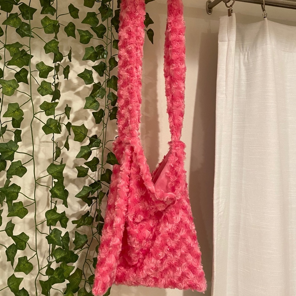 super cute pink fuzzy shoulder bag 💕💕